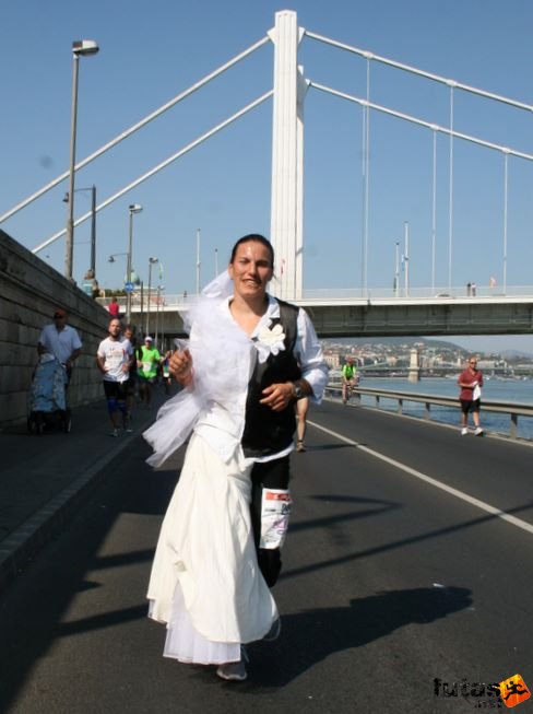 Just married! Budapest Marathon futás