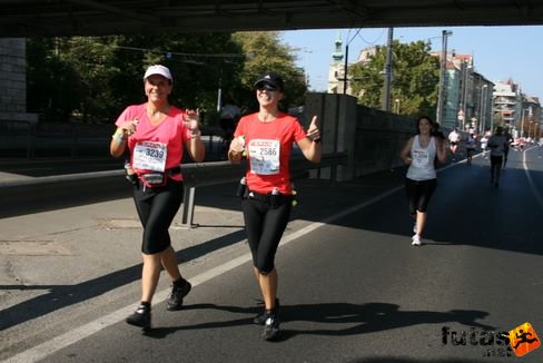 Andrea és Szilvia Budapest Marathon futás