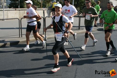 Aszfaltszaggató terepfutó tyúkok Budapest Marathon futás