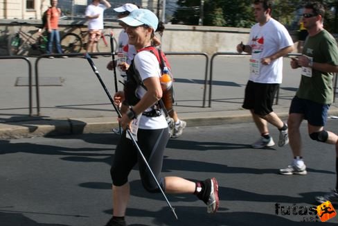 Aszfaltszaggató terepfutó tyúkok Judit Budapest Marathon futás