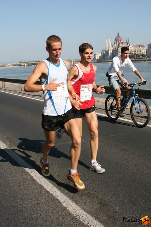 Balogh István és Rezessy Gergely aki harmadikként ért célba 2:31:39 Budapest Marathon futás