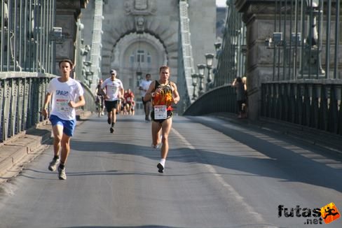 futás a Lánchídon át Budapest Marathon futás