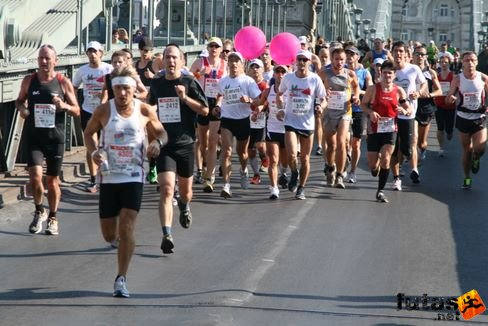 3 órás iramfutók a Lánchídon Budapest Marathon futás