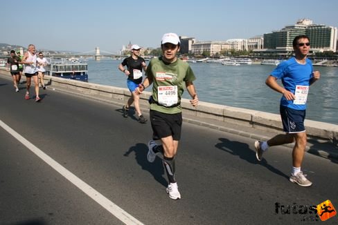 Martin, Romain, Carbonnaux, Raphael Budapest Marathon futás