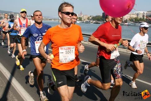 Puttonen Jyrki sikeresen teljesített az iramfutókkal a 3 órás szintidőt! 2:58:24 Budapest Marathon futás
