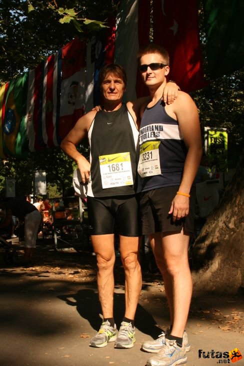 Pók János és Pók András, apaa és fia a félmaratonon Budapest Félmaraton futás