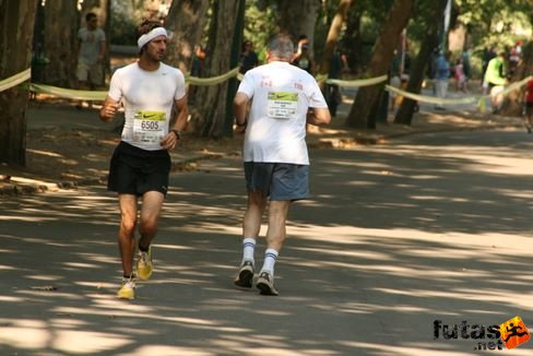 bemelegítenek a futók Budapest Félmaraton futás