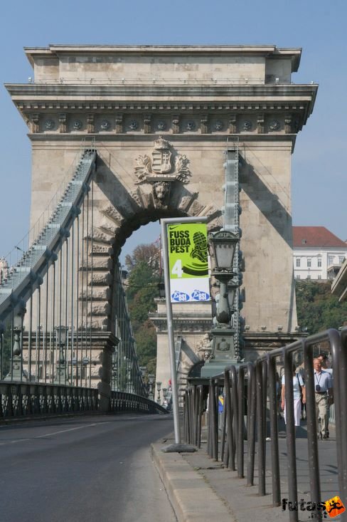 4 kilométeres tábla a Lánchídon Budapest Félmaraton futás