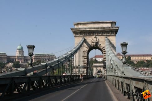 Lánchíd - forgalom lezárva, hamarosan 7000 futó trappol át a Lánchídon Budapest Félmaraton futás