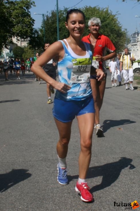 Szilvi felemás színű cipőben futotta le a félmaratont Budapest Félmaraton futás