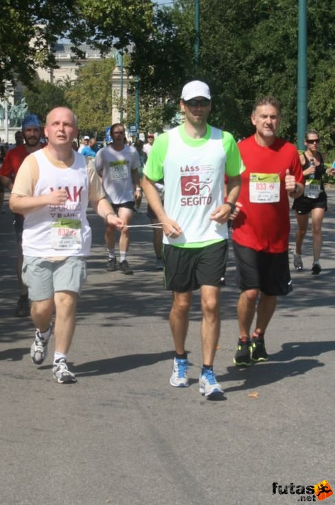 Vak sportoló és segítő Láss Budapest Félmaraton futás