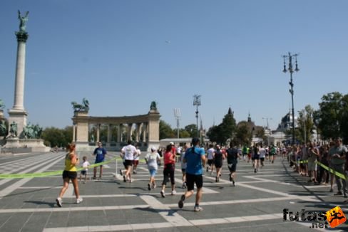 félmaratoni hősök a Hősök terén Budapest Félmaraton futás