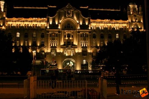 A Gresham palotában jelenleg a Four Seasons Gresham Palace Hotel nevű luxusszálloda működik. Éjszakai Futás futás