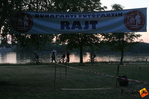 Dunaparti Futópartik cél helye Teliholdfutam futás