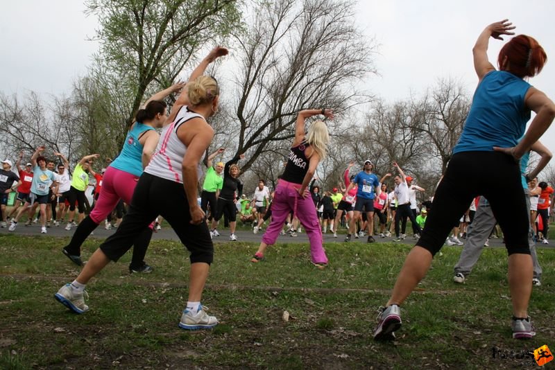 Depónia Tóparti-Futóparti futás előtt, futás előtti bemelegítés a Zumba lányokkal