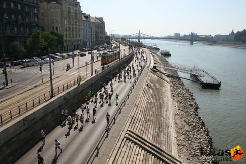 Félmaratoni versenyzők a pesti rakparton Budapest Félmaraton futás