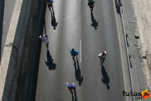 futás az aszfalton Budapest Félmaraton futás