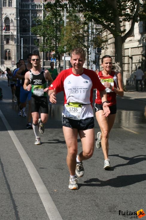 Szász Norbert az Ultrabalaton szerverzője - UTMB pólóban Budapest Félmaraton futás