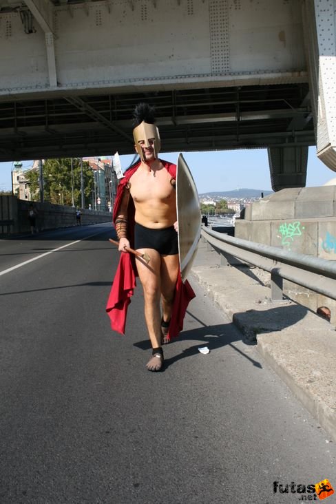 futó spártai katona az Erzsébet híd lábánál Budapest Marathon futás