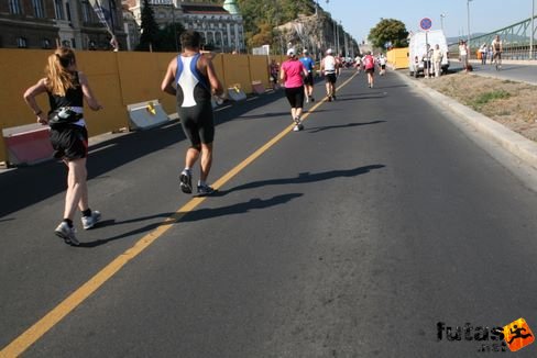 futás a 4-es Metró építkezése mellett Budapest Marathon futás