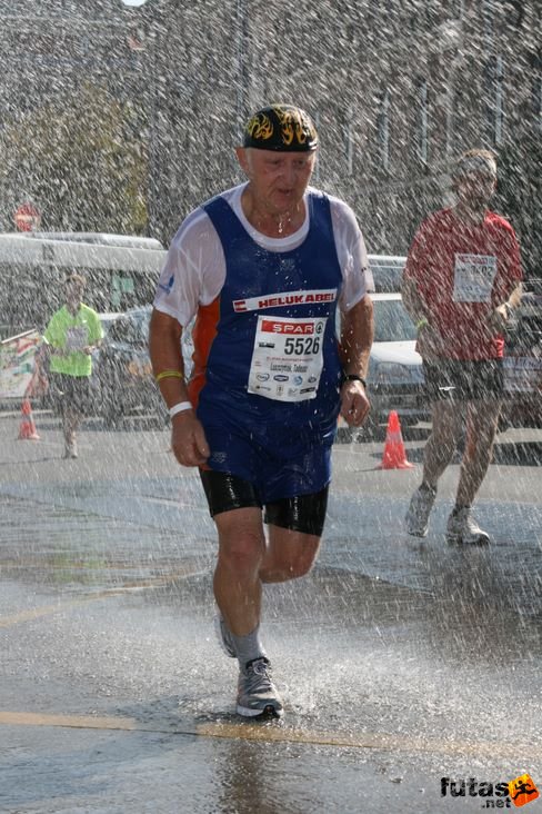Luszczymak Tadeusz running in rain Budapest Marathon futás