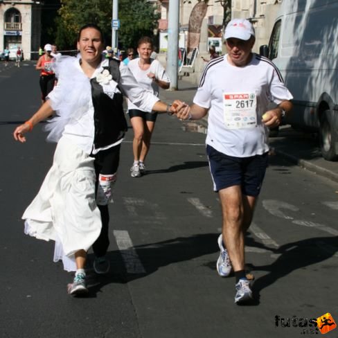 jelmezes futó Budapest Marathon futás