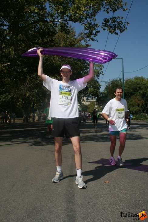 Most már látható: Balatonátúszáshoz kell a gumimatrac Budapest Félmaraton futás