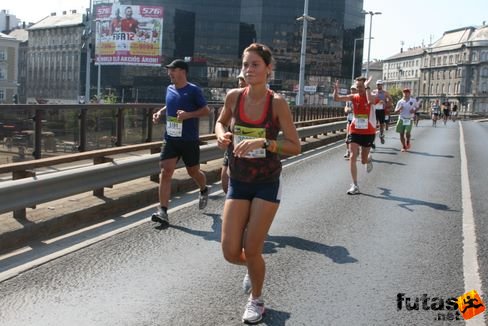 futók a felüljárón Budapest Félmaraton futás