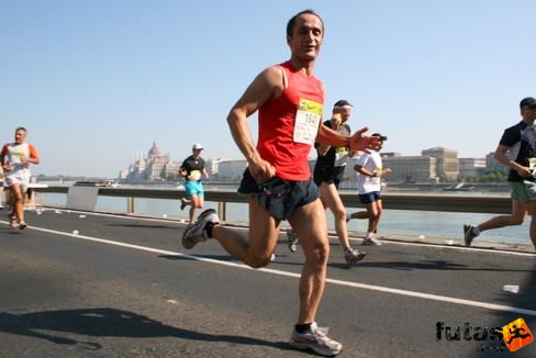 Tibi lazán száguldozik a Budapest Félmaratonon Budapest Félmaraton futás