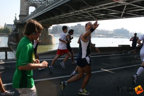 István a Lánchíd alatt fut át a félmaratonon Budapest Félmaraton futás