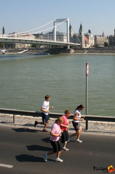 Budapest Félmaraton futók az Erzsébet hídnál Budapest Félmaraton futás