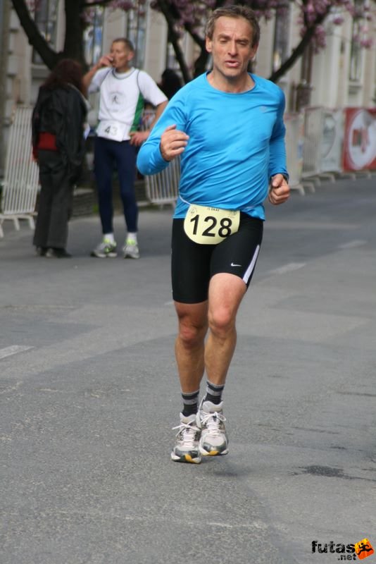 Futás Sárváron, Szőnyi Ferenc ultra-triatlon világbajnok a 12 órás futást nyeri (2010-ben a 24 órás futást nyerte)