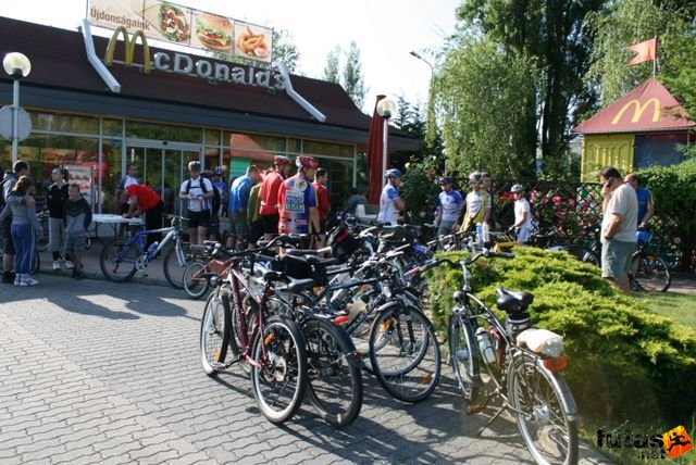 Békás Kerékpáros Teljesítménytúra Budapestről, Kerékpárosok a Békásmegyeri McDonald's Étterem előtt