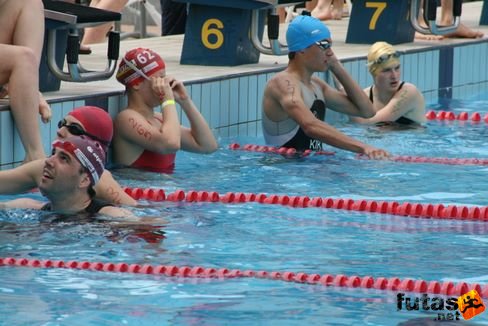 triatlon rajtszámok a karon is, utolsó számjegy az úszópálya Évadnyitó triatlon a Margitszigeten
