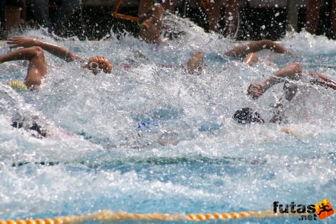tükörsima feszített víztükör a Széchy Tamás uszoda medencéjében Évadnyitó triatlon a Margitszigeten