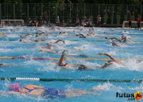 magasra fröccsen az uszoda a vize Évadnyitó triatlon a Margitszigeten