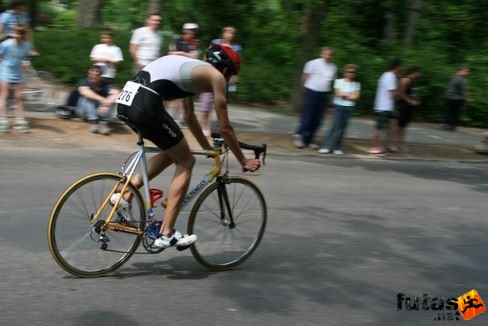 Király István Colnago kerékpárral Évadnyitó triatlon a Margitszigeten