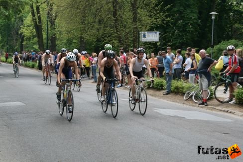 triatlojn kerékpáros versenyzés a versenyzők és a szurkolók Évadnyitó triatlon a Margitszigeten