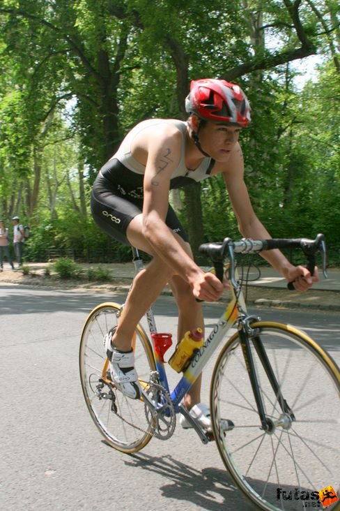 Király István Colnago kerékpárral Évadnyitó triatlon a Margitszigeten