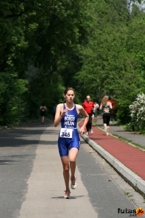 Boros Zsófia a felnőtt női triatlon győztese Évadnyitó margitszigeti triatlon
