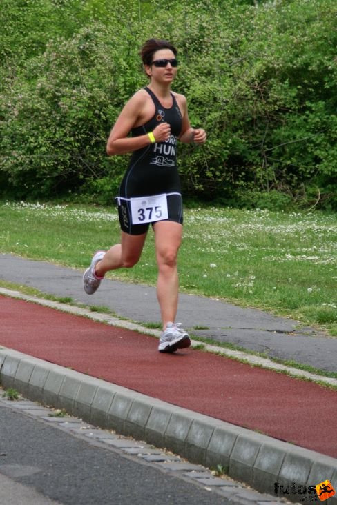 futás a rekortánon Évadnyitó margitszigeti triatlon