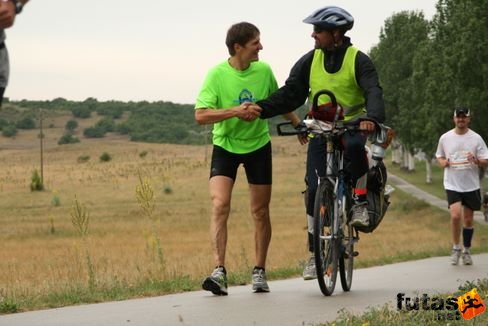 Janó felhúzza a kerékpárost az emelkedőn! Ultrabalaton futás
