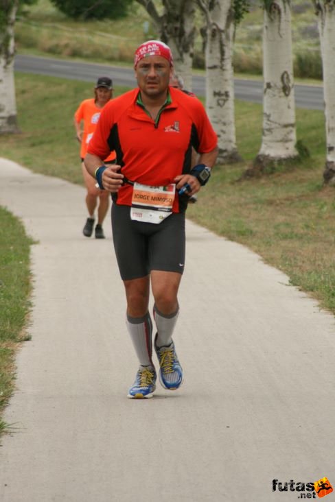Jorge Mimioso Portugal teljes harcidíszben robog a cél felé 25:33:22 Ultrabalaton futás