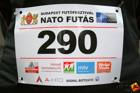 NATO futás rajtszám Budapest Futófesztiválján Budapest Városliget Futás futás