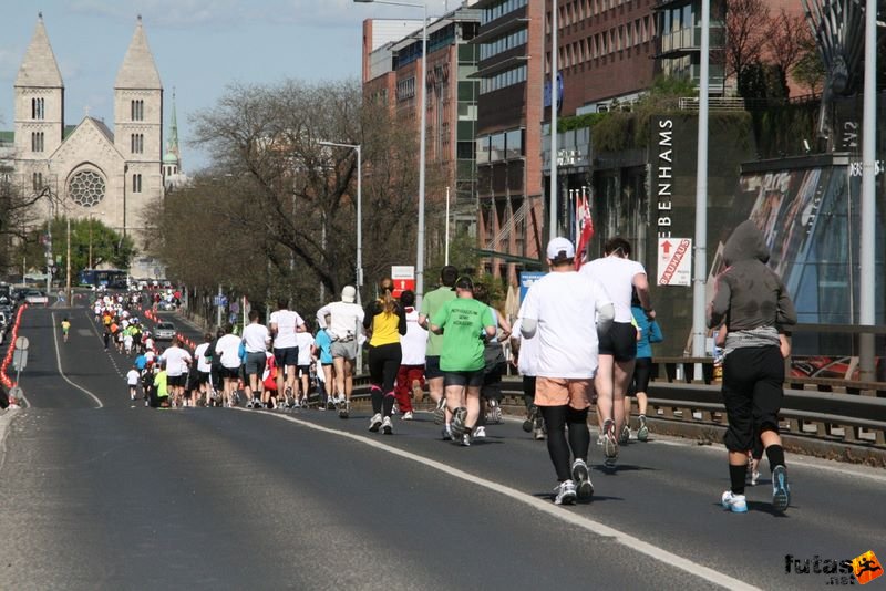Budapest Vivicittá Félmaraton Futóverseny, félmaraton a Nyugati téri felüljárón