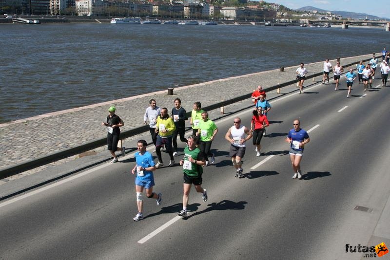 Vivicittá Félmaratoni Futóverseny Budapesten, futás a rakparton