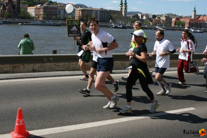 Vivicittá Félmaratoni Futóverseny Budapesten, 2 órás Adidas iramfutók