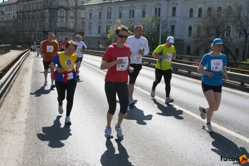 Vivicittá Félmaraton Futóverseny Budapesten, félmaraton futók a Nyugati téri felüljárón