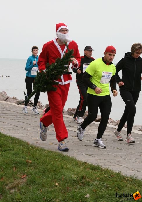 Télapó karácsonyfával Balaton Maraton futás