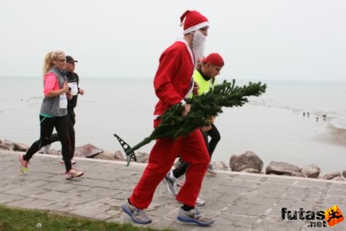Télapó karácsonyfával, fut a Mikulás Balaton Maraton futás